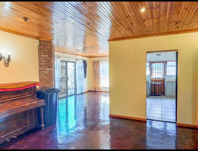 3 BEDROOM HOUSE FOR SALE IN PINEVIEW